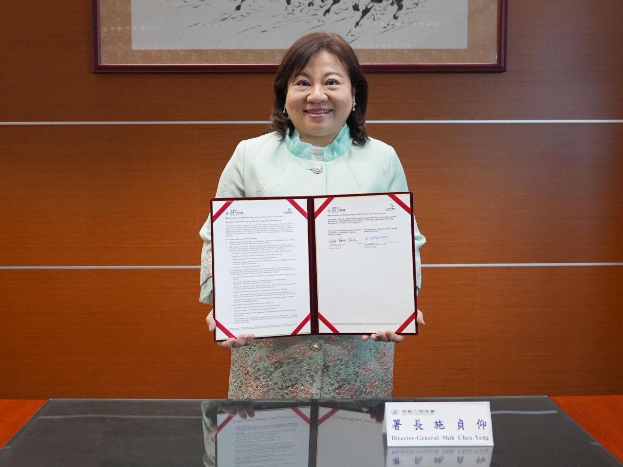 WorldSkills Chinese Taipei&rsquo;s Official Delegate Chen-Yang Shih signs a partnership agreement with WorldSkills UK on 20 May 2021.
